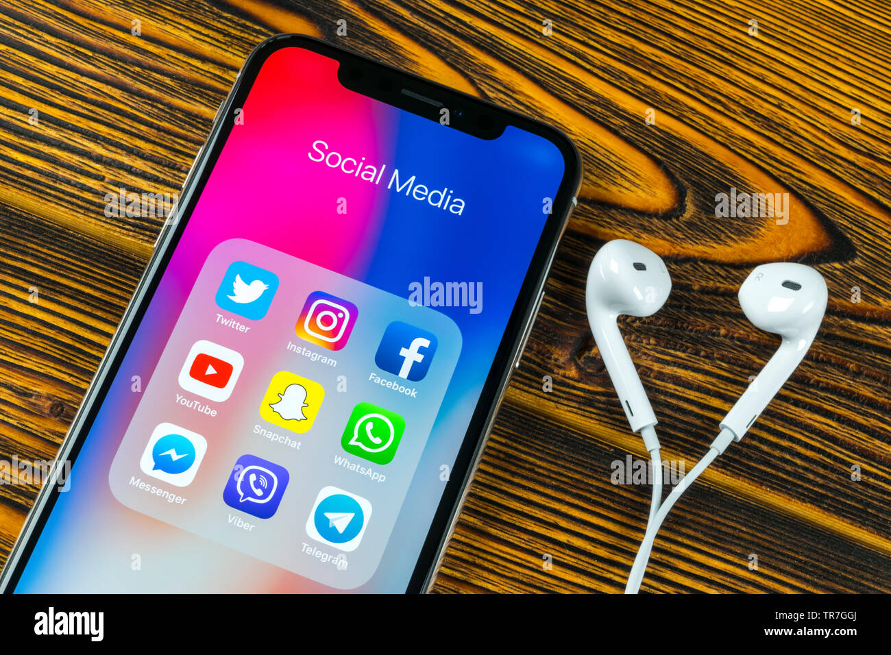 Kaliningrad, Russie, le 5 avril 2018 : Apple iPhone X avec des icônes de médias sociaux Facebook, Twitter, instagram, application snapchat à l'écran. Sciences sociales Banque D'Images Kaliningrad, Russie, le 5 avril 2018 : Apple iPhone X avec des icônes de médias sociaux Facebook, Twitter, instagram, application snapchat à l'écran. Sciences sociales Banque D'Images