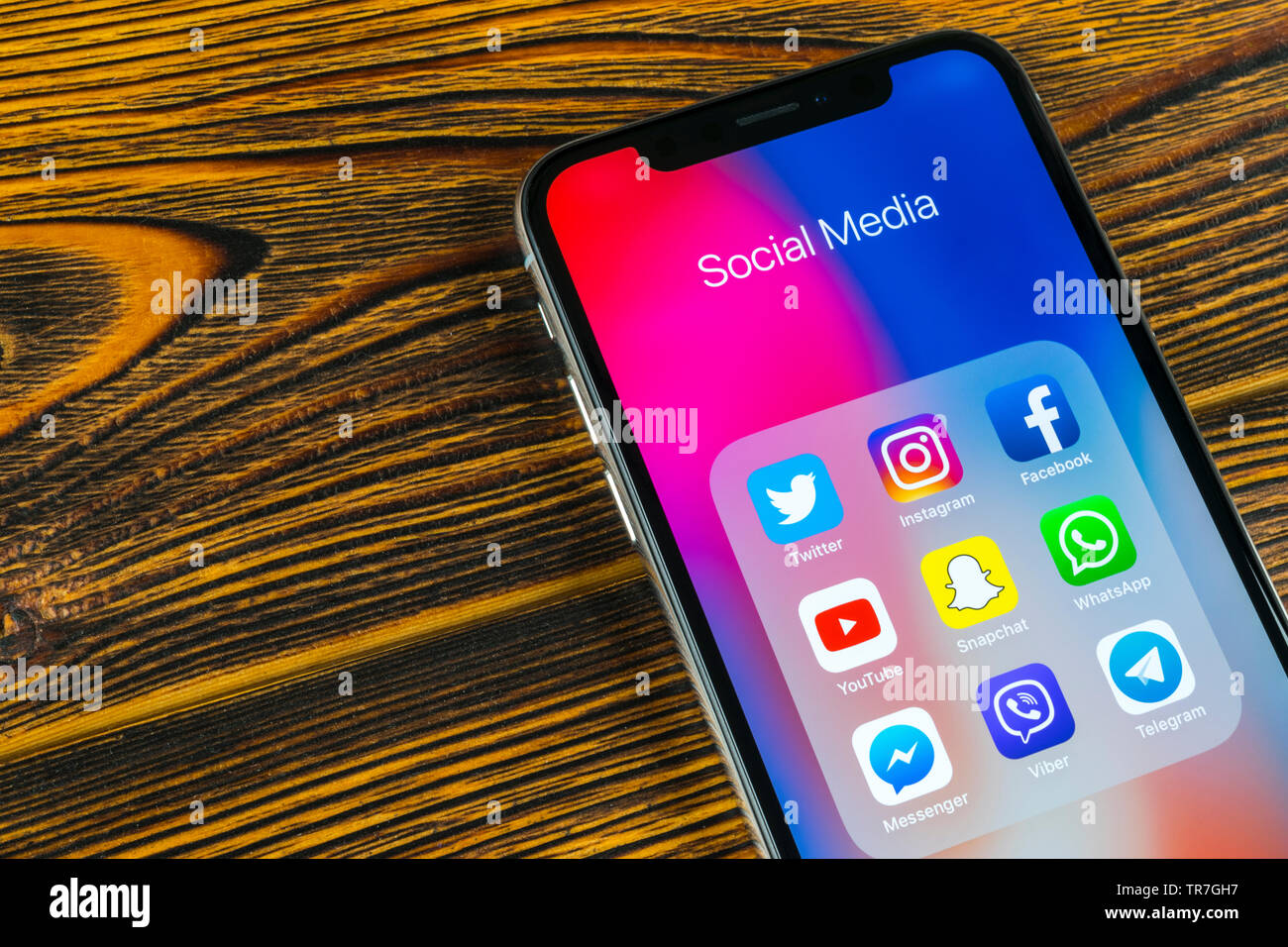 Kaliningrad, Russie, le 5 avril 2018 : Apple iPhone X avec des icônes de médias sociaux Facebook, Twitter, instagram, application snapchat à l'écran. Sciences sociales Banque D'Images Kaliningrad, Russie, le 5 avril 2018 : Apple iPhone X avec des icônes de médias sociaux Facebook, Twitter, instagram, application snapchat à l'écran. Sciences sociales Banque D'Images
