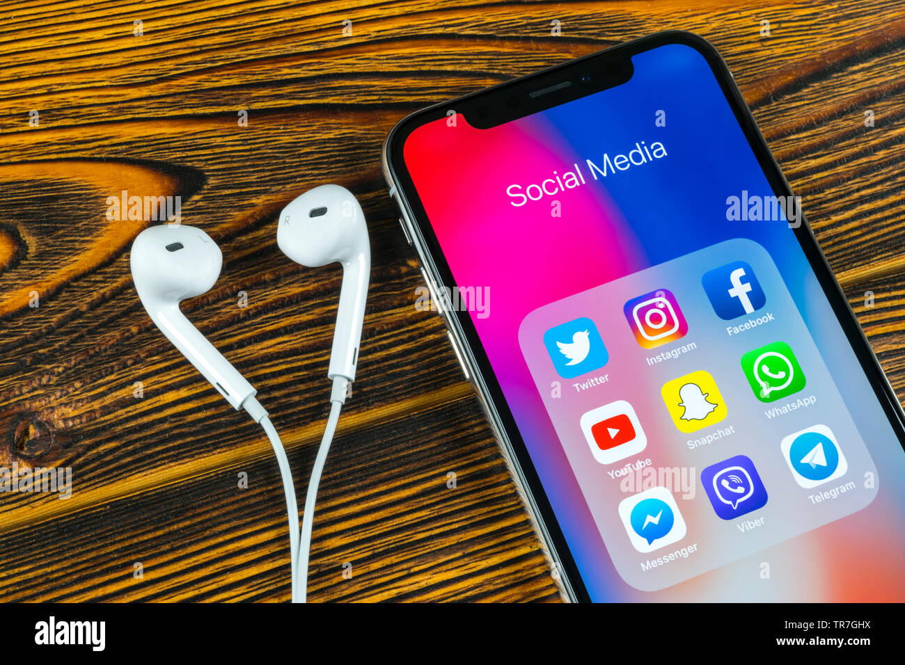 Kaliningrad, Russie, le 5 avril 2018 : Apple iPhone X avec des icônes de médias sociaux Facebook, Twitter, instagram, application snapchat à l'écran. Sciences sociales Banque D'Images Kaliningrad, Russie, le 5 avril 2018 : Apple iPhone X avec des icônes de médias sociaux Facebook, Twitter, instagram, application snapchat à l'écran. Sciences sociales Banque D'Images