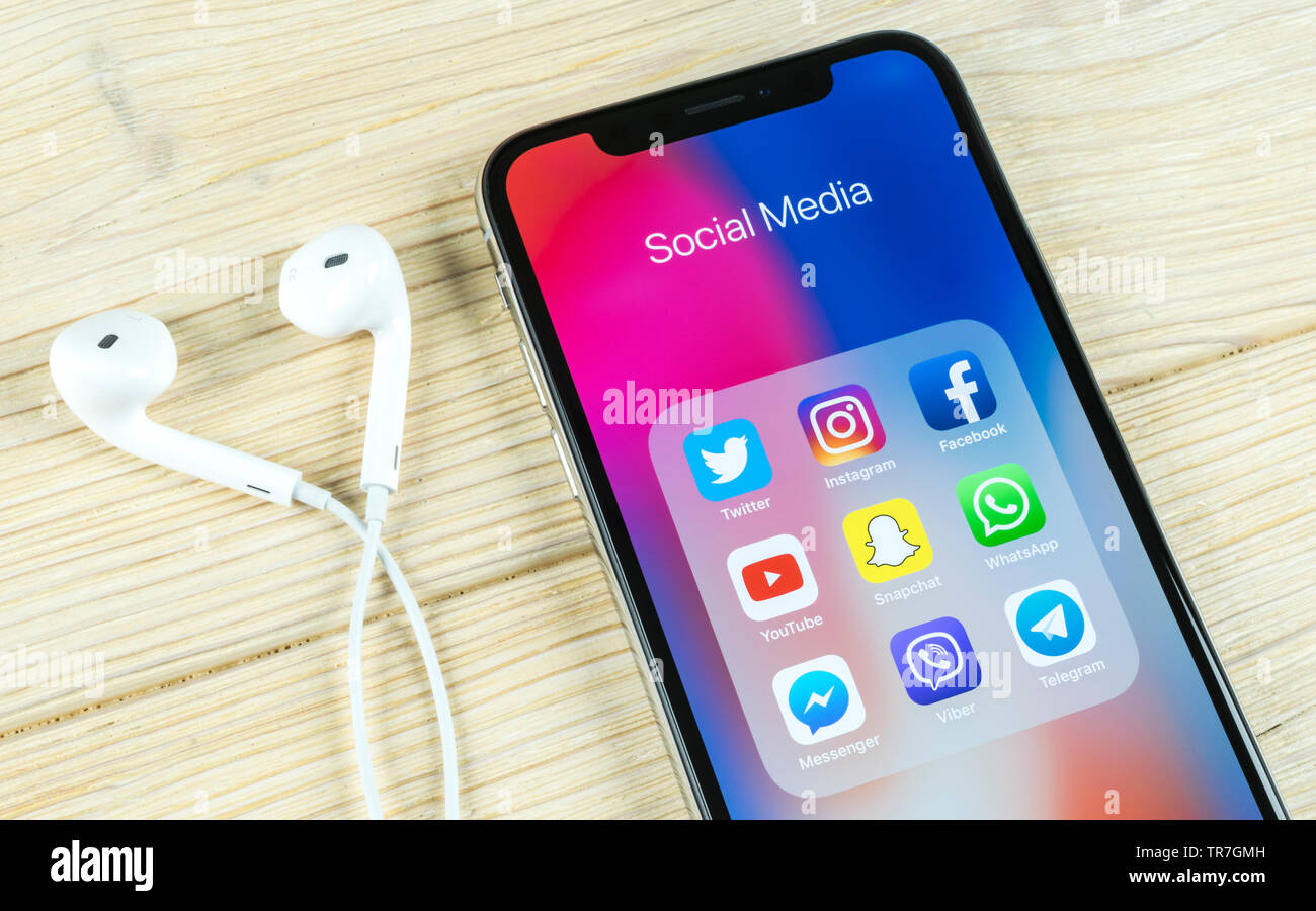 Kaliningrad, Russie, le 5 avril 2018 : Apple iPhone X avec des icônes de médias sociaux Facebook, Twitter, instagram, application snapchat à l'écran. Sciences sociales Banque D'Images Kaliningrad, Russie, le 5 avril 2018 : Apple iPhone X avec des icônes de médias sociaux Facebook, Twitter, instagram, application snapchat à l'écran. Sciences sociales Banque D'Images
