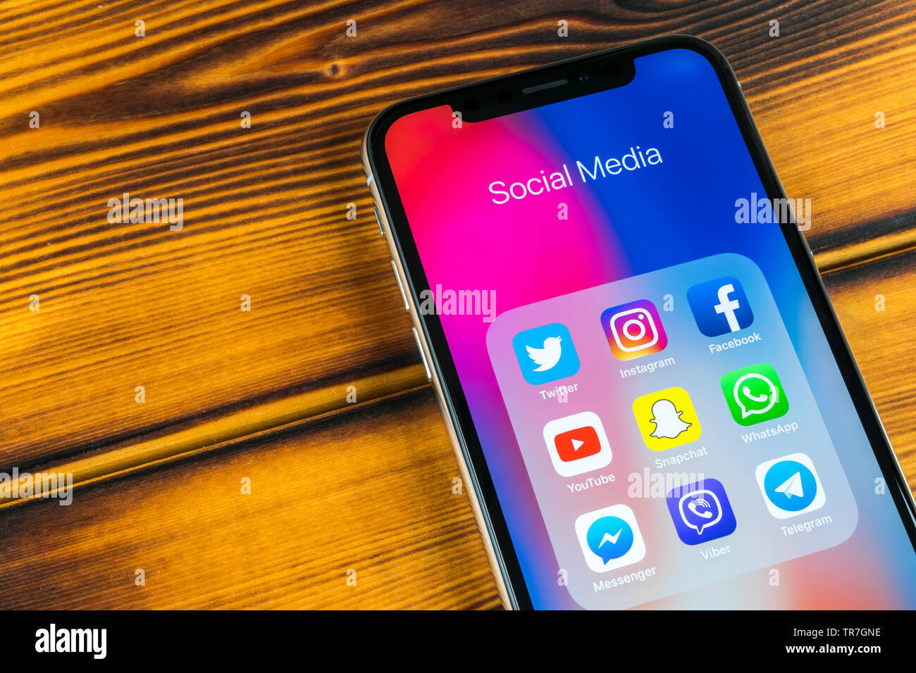 Kaliningrad, Russie, le 5 avril 2018 : Apple iPhone X avec des icônes de médias sociaux Facebook, Twitter, instagram, application snapchat à l'écran. Sciences sociales Banque D'Images Kaliningrad, Russie, le 5 avril 2018 : Apple iPhone X avec des icônes de médias sociaux Facebook, Twitter, instagram, application snapchat à l'écran. Sciences sociales Banque D'Images