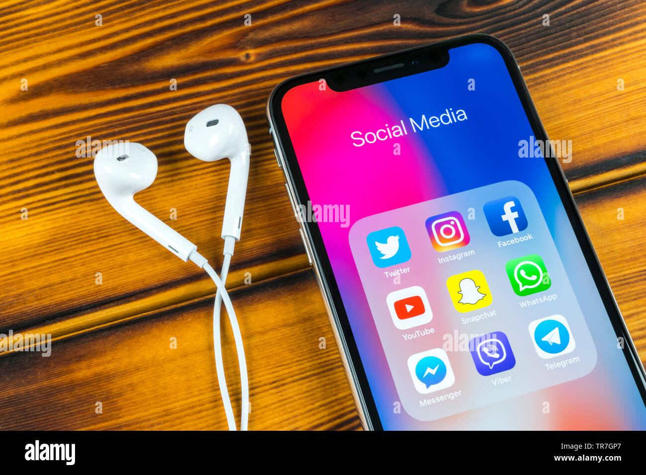 Kaliningrad, Russie, le 5 avril 2018 : Apple iPhone X avec des icônes de médias sociaux Facebook, Twitter, instagram, application snapchat à l'écran. Sciences sociales Banque D'Images Kaliningrad, Russie, le 5 avril 2018 : Apple iPhone X avec des icônes de médias sociaux Facebook, Twitter, instagram, application snapchat à l'écran. Sciences sociales Banque D'Images
