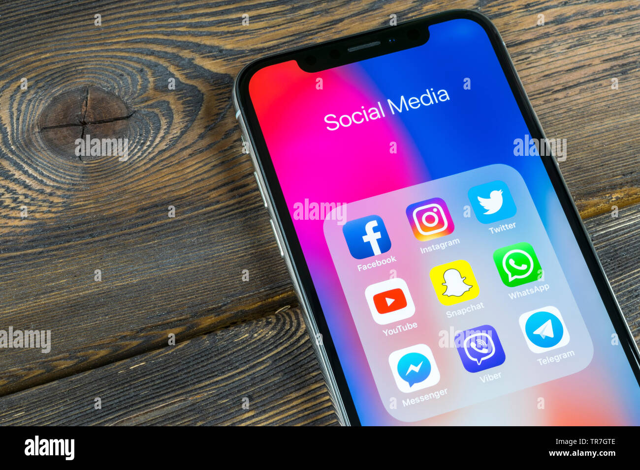 Kaliningrad, Russie, le 5 avril 2018 : Apple iPhone X avec des icônes de médias sociaux Facebook, Twitter, instagram, application snapchat à l'écran. Sciences sociales Banque D'Images Kaliningrad, Russie, le 5 avril 2018 : Apple iPhone X avec des icônes de médias sociaux Facebook, Twitter, instagram, application snapchat à l'écran. Sciences sociales Banque D'Images