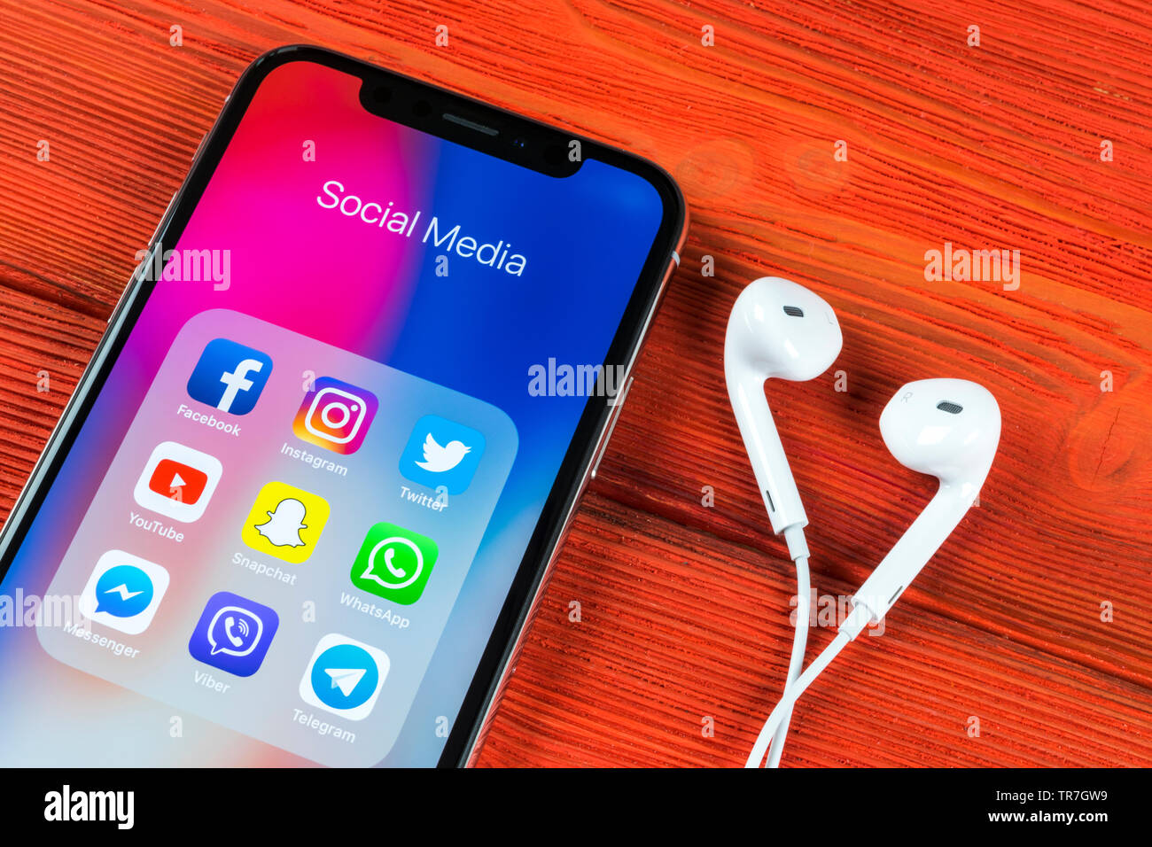 Kaliningrad, Russie, le 5 avril 2018 : Apple iPhone X avec des icônes de médias sociaux Facebook, Twitter, instagram, application snapchat à l'écran. Sciences sociales Banque D'Images Kaliningrad, Russie, le 5 avril 2018 : Apple iPhone X avec des icônes de médias sociaux Facebook, Twitter, instagram, application snapchat à l'écran. Sciences sociales Banque D'Images