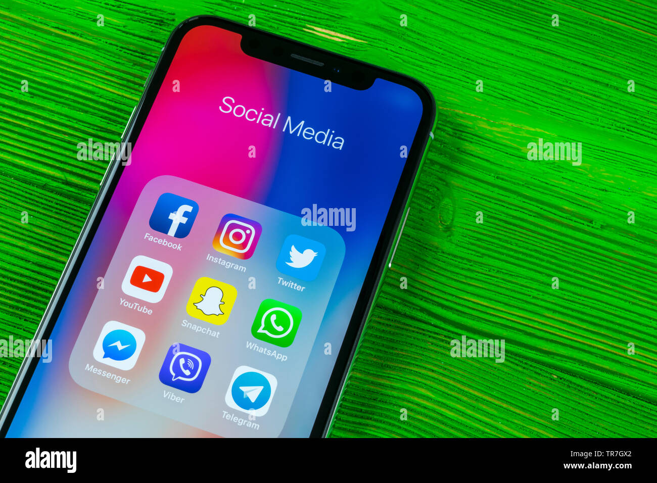 Kaliningrad, Russie, le 5 avril 2018 : Apple iPhone X avec des icônes de médias sociaux Facebook, Twitter, instagram, application snapchat à l'écran. Sciences sociales Banque D'Images Kaliningrad, Russie, le 5 avril 2018 : Apple iPhone X avec des icônes de médias sociaux Facebook, Twitter, instagram, application snapchat à l'écran. Sciences sociales Banque D'Images