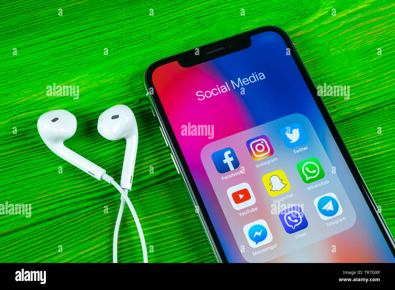 Kaliningrad, Russie, le 5 avril 2018 : Apple iPhone X avec des icônes de médias sociaux Facebook, Twitter, instagram, application snapchat à l'écran. Sciences sociales Banque D'Images Kaliningrad, Russie, le 5 avril 2018 : Apple iPhone X avec des icônes de médias sociaux Facebook, Twitter, instagram, application snapchat à l'écran. Sciences sociales Banque D'Images