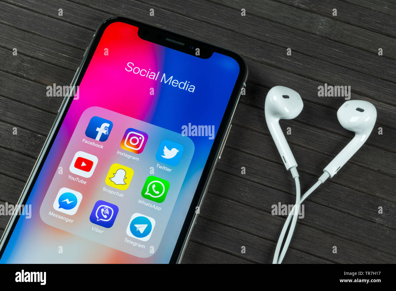 Kaliningrad, Russie, le 5 avril 2018 : Apple iPhone X avec des icônes de médias sociaux Facebook, Twitter, instagram, application snapchat à l'écran. Sciences sociales Banque D'Images Kaliningrad, Russie, le 5 avril 2018 : Apple iPhone X avec des icônes de médias sociaux Facebook, Twitter, instagram, application snapchat à l'écran. Sciences sociales Banque D'Images