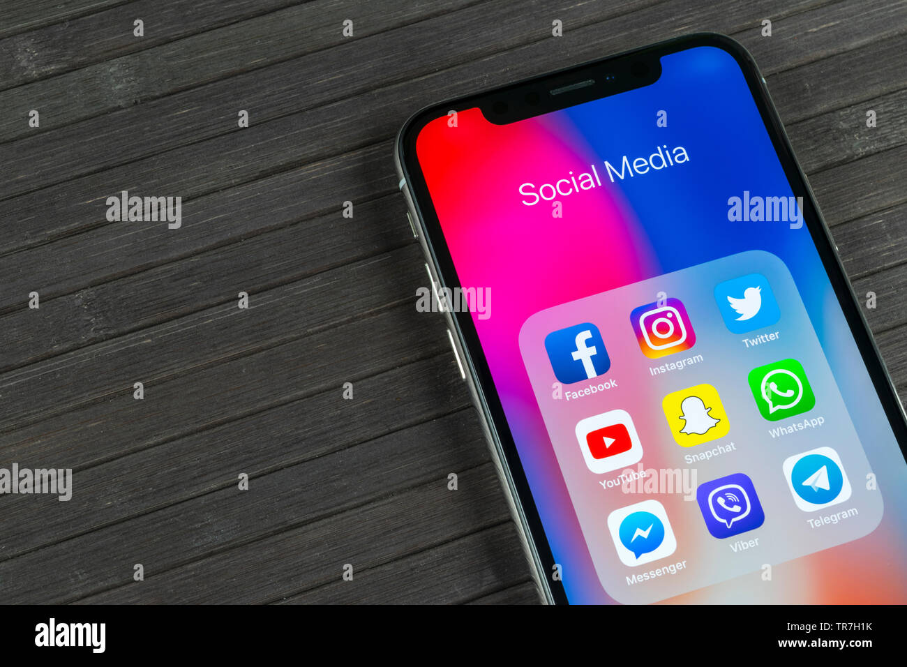 Kaliningrad, Russie, le 5 avril 2018 : Apple iPhone X avec des icônes de médias sociaux Facebook, Twitter, instagram, application snapchat à l'écran. Sciences sociales Banque D'Images Kaliningrad, Russie, le 5 avril 2018 : Apple iPhone X avec des icônes de médias sociaux Facebook, Twitter, instagram, application snapchat à l'écran. Sciences sociales Banque D'Images