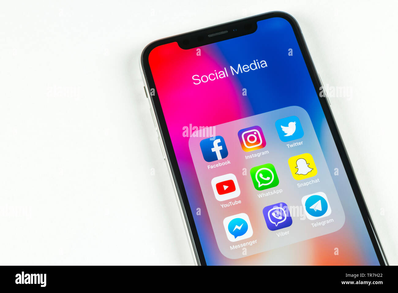 Kaliningrad, Russie, le 5 avril 2018 : Apple iPhone X avec des icônes de médias sociaux Facebook, Twitter, instagram, application snapchat à l'écran. Sciences sociales Banque D'Images Kaliningrad, Russie, le 5 avril 2018 : Apple iPhone X avec des icônes de médias sociaux Facebook, Twitter, instagram, application snapchat à l'écran. Sciences sociales Banque D'Images
