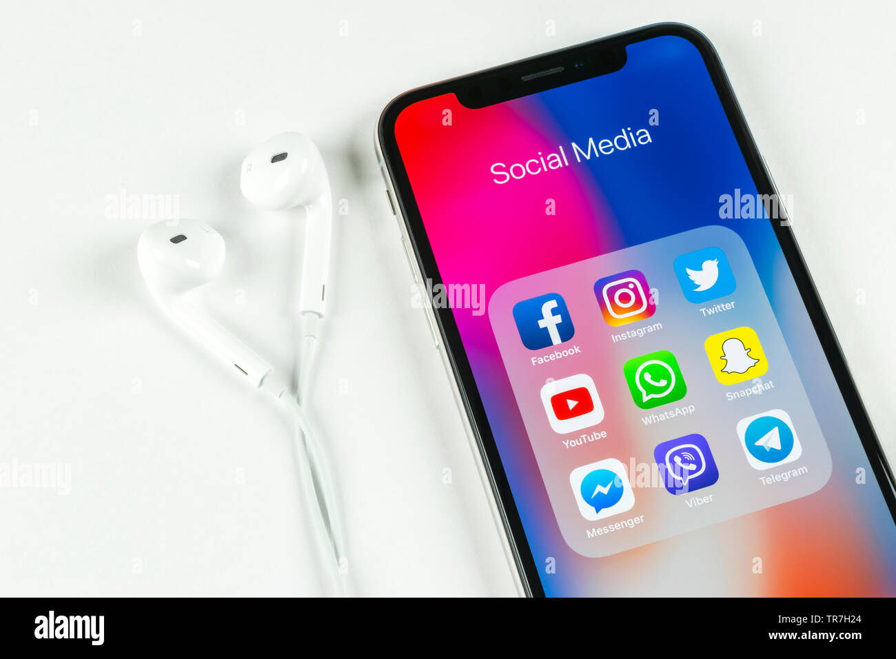 Kaliningrad, Russie, le 5 avril 2018 : Apple iPhone X avec des icônes de médias sociaux Facebook, Twitter, instagram, application snapchat à l'écran. Sciences sociales Banque D'Images Kaliningrad, Russie, le 5 avril 2018 : Apple iPhone X avec des icônes de médias sociaux Facebook, Twitter, instagram, application snapchat à l'écran. Sciences sociales Banque D'Images