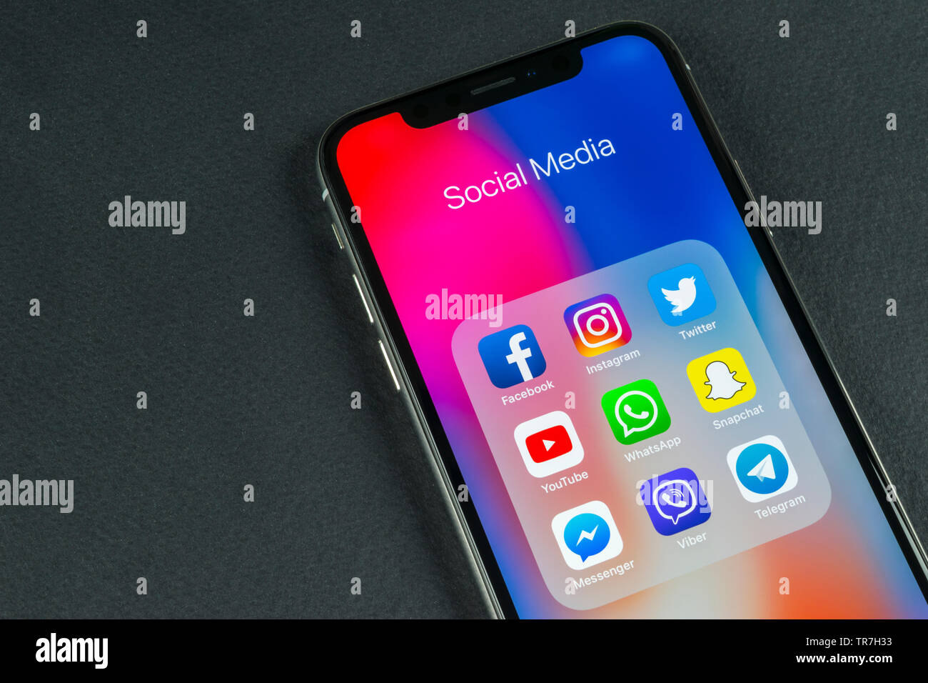Kaliningrad, Russie, le 5 avril 2018 : Apple iPhone X avec des icônes de médias sociaux Facebook, Twitter, instagram, application snapchat à l'écran. Sciences sociales Banque D'Images Kaliningrad, Russie, le 5 avril 2018 : Apple iPhone X avec des icônes de médias sociaux Facebook, Twitter, instagram, application snapchat à l'écran. Sciences sociales Banque D'Images