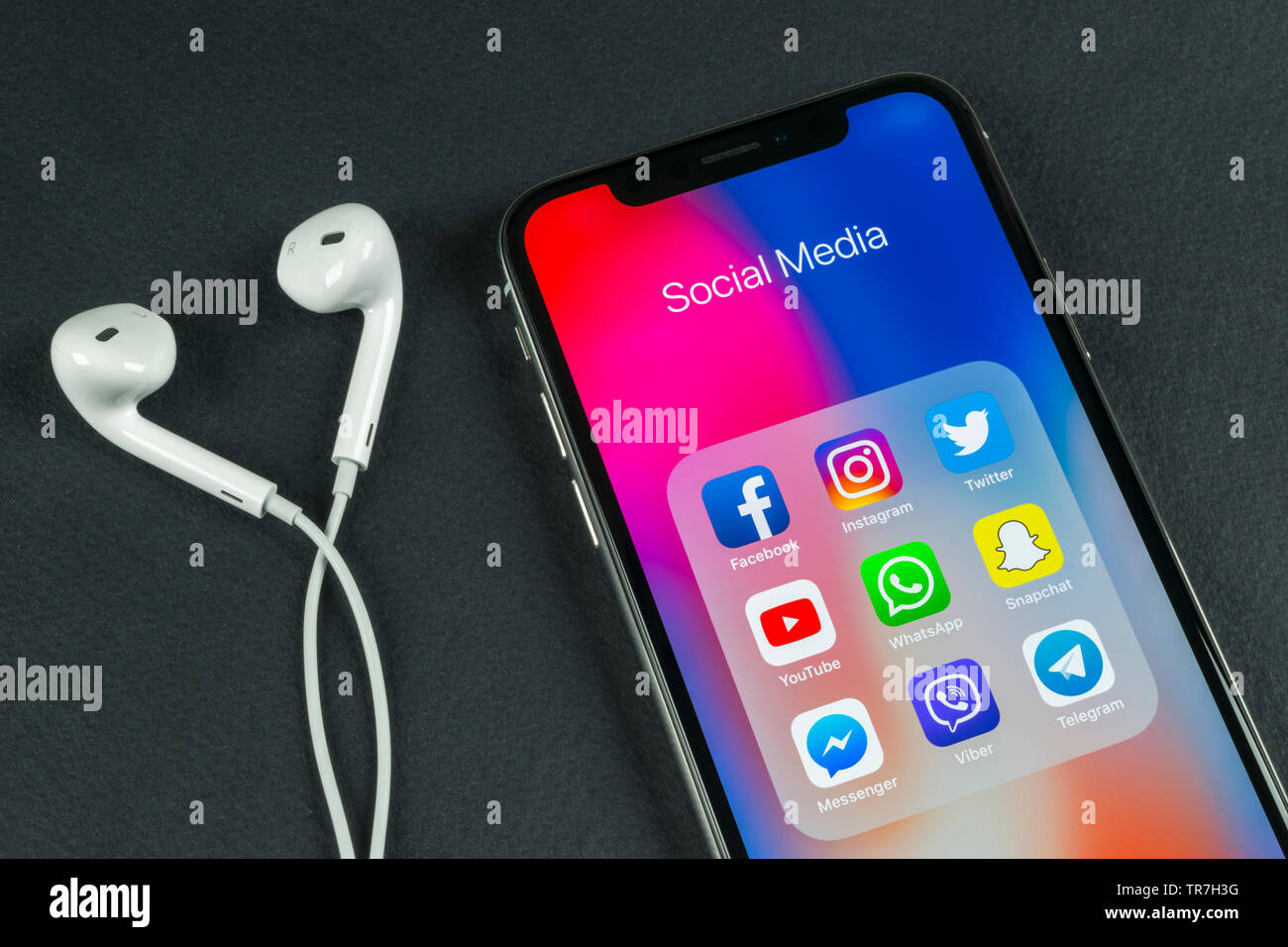 Kaliningrad, Russie, le 5 avril 2018 : Apple iPhone X avec des icônes de médias sociaux Facebook, Twitter, instagram, application snapchat à l'écran. Sciences sociales Banque D'Images Kaliningrad, Russie, le 5 avril 2018 : Apple iPhone X avec des icônes de médias sociaux Facebook, Twitter, instagram, application snapchat à l'écran. Sciences sociales Banque D'Images