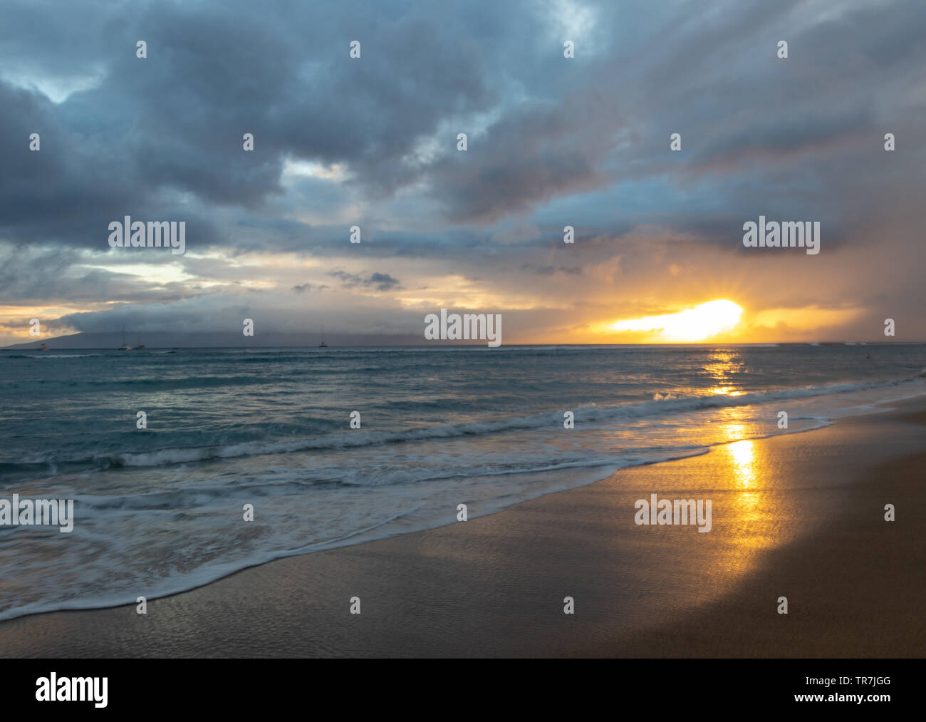 Hawaiian coucher du soleil sur l'océan à Maui Banque D'Images