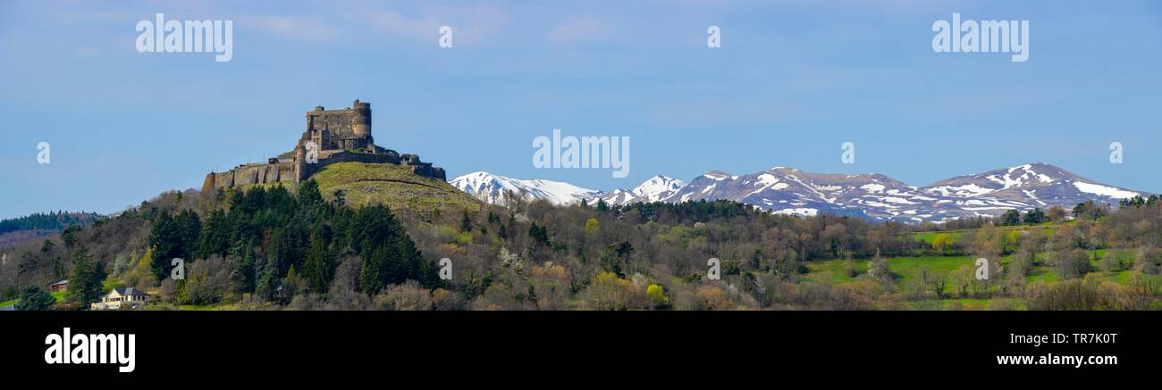 Château de Murol, construit au 12. siècle surplombe le village Murol avec vue magnifique sur la chaîne de montagnes du Massif Central Banque D'Images