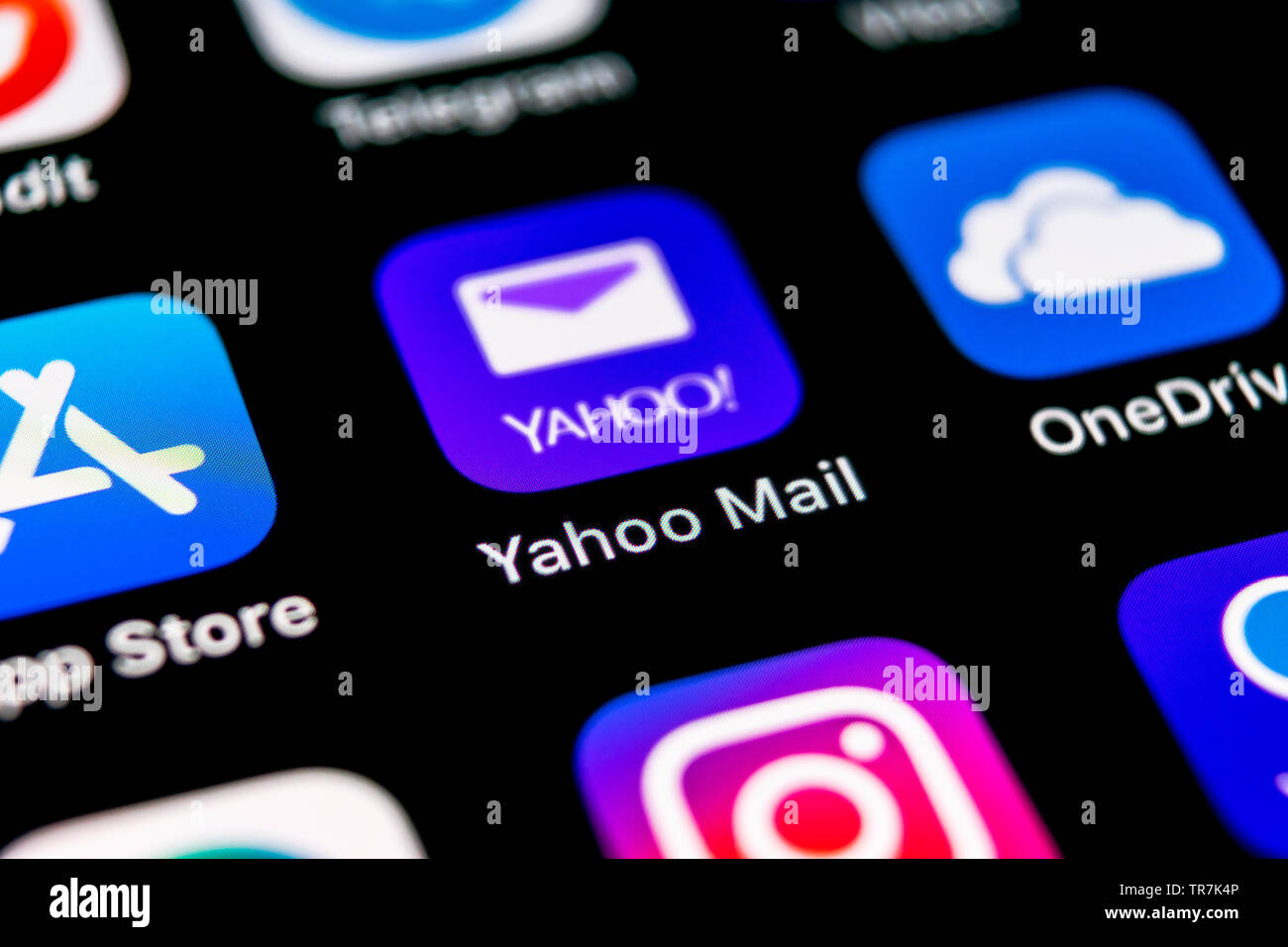 Kaliningrad, Russie, le 30 septembre 2018 : l'icône de l'application Yahoo Mail sur l'écran du smartphone Apple iPhone X close-up. Yahoo mail icône de l'application. Ne Social Banque D'Images