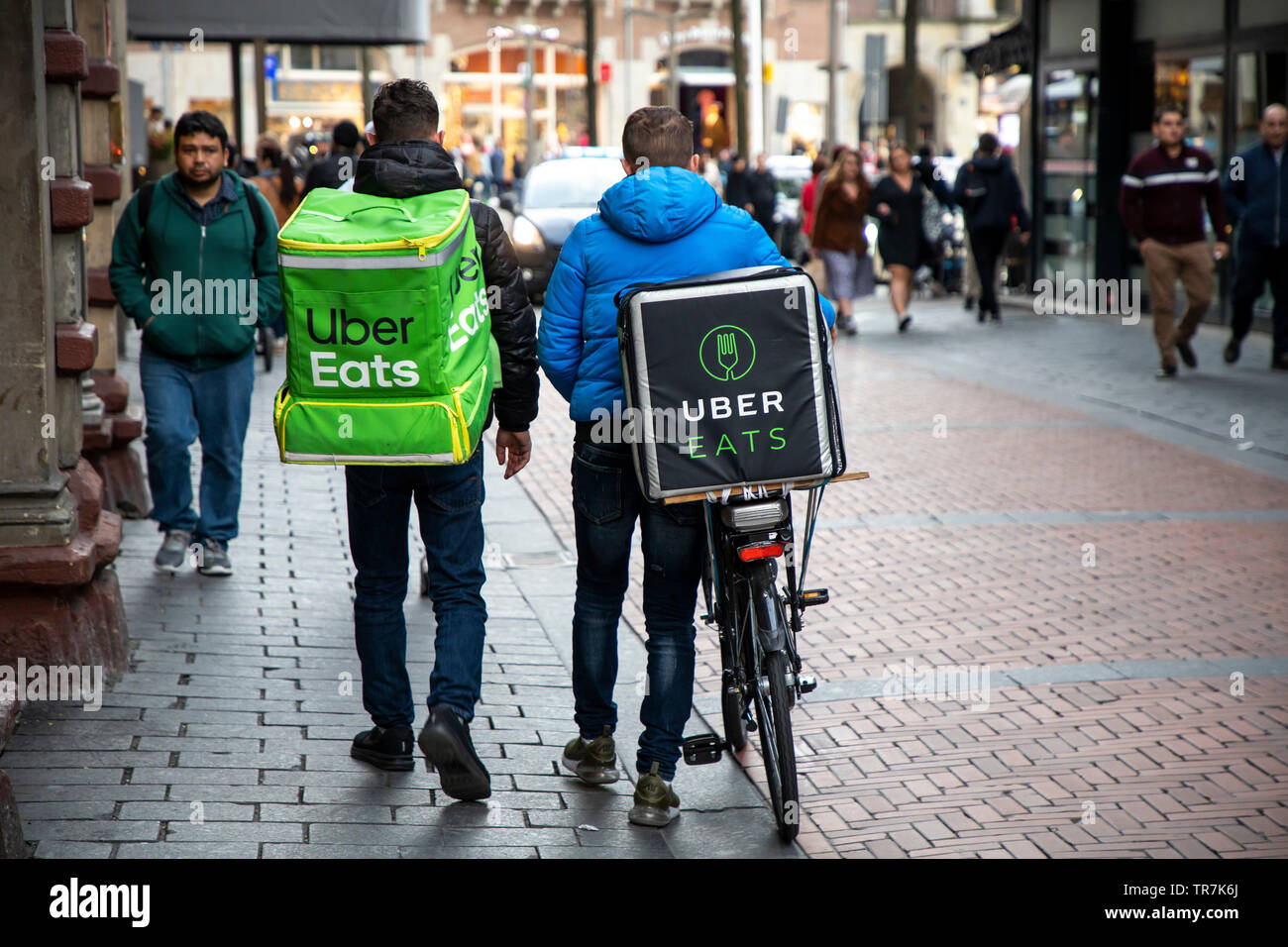Amsterdam, Pays-Bas, messagers de la nourriture le service en ligne Uber Mange, location fournisseur et la livraison par messager à pied, Banque D'Images