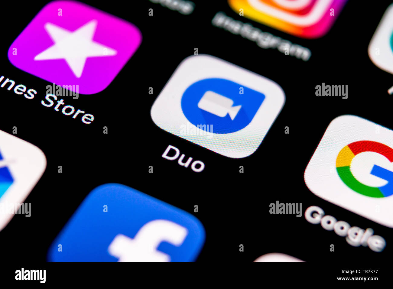 Kaliningrad, Russie, le 30 septembre 2018 : Google Duo icône sur l'écran du smartphone Apple iPhone X close-up. Duo Google icône de l'application. Ne Social Banque D'Images