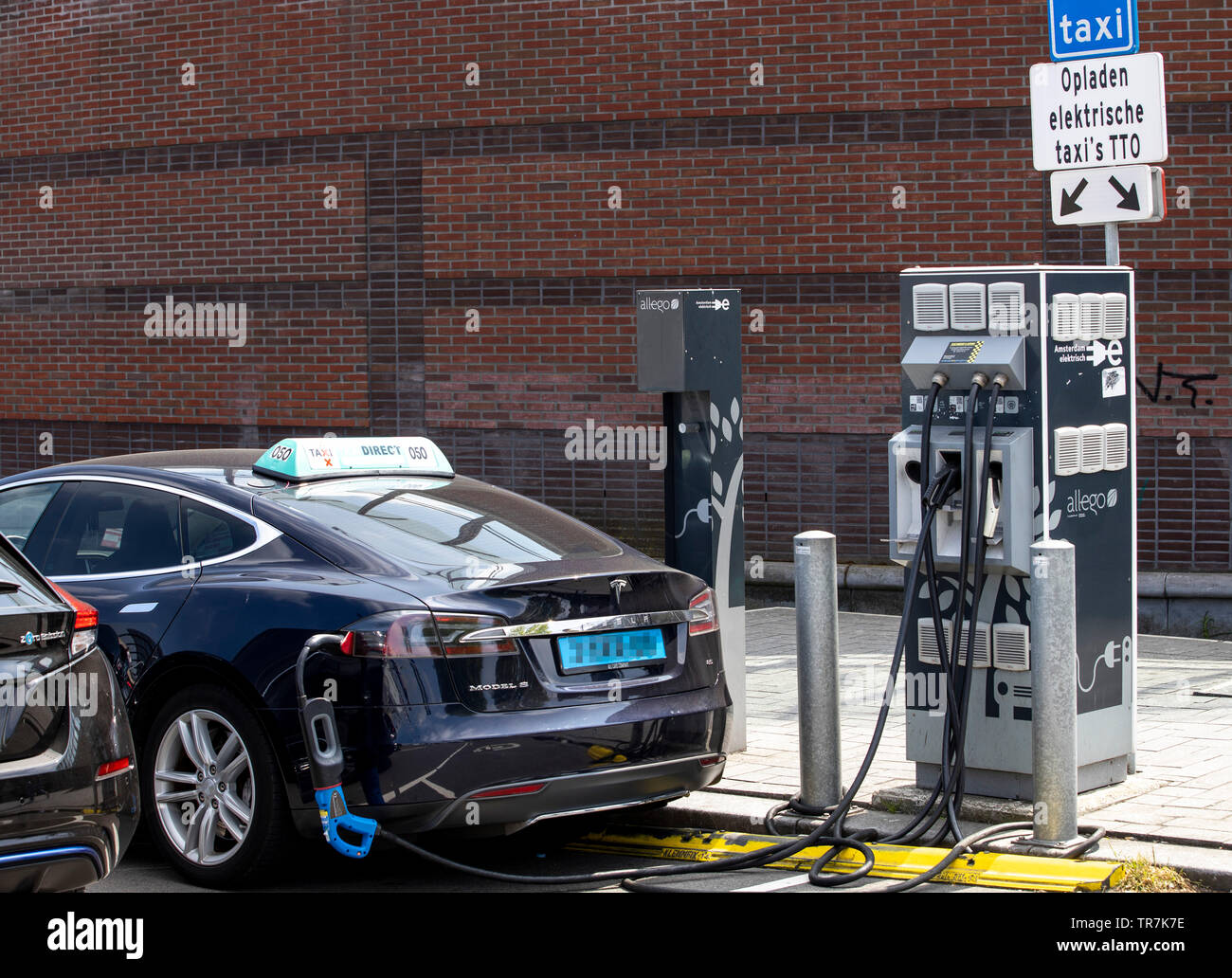 Amsterdam, Pays-Bas, station de charge pour les véhicules électriques, ici une station de taxi, Tesla S modèle de taxi, à la gare centrale d'Amsterdam, Banque D'Images