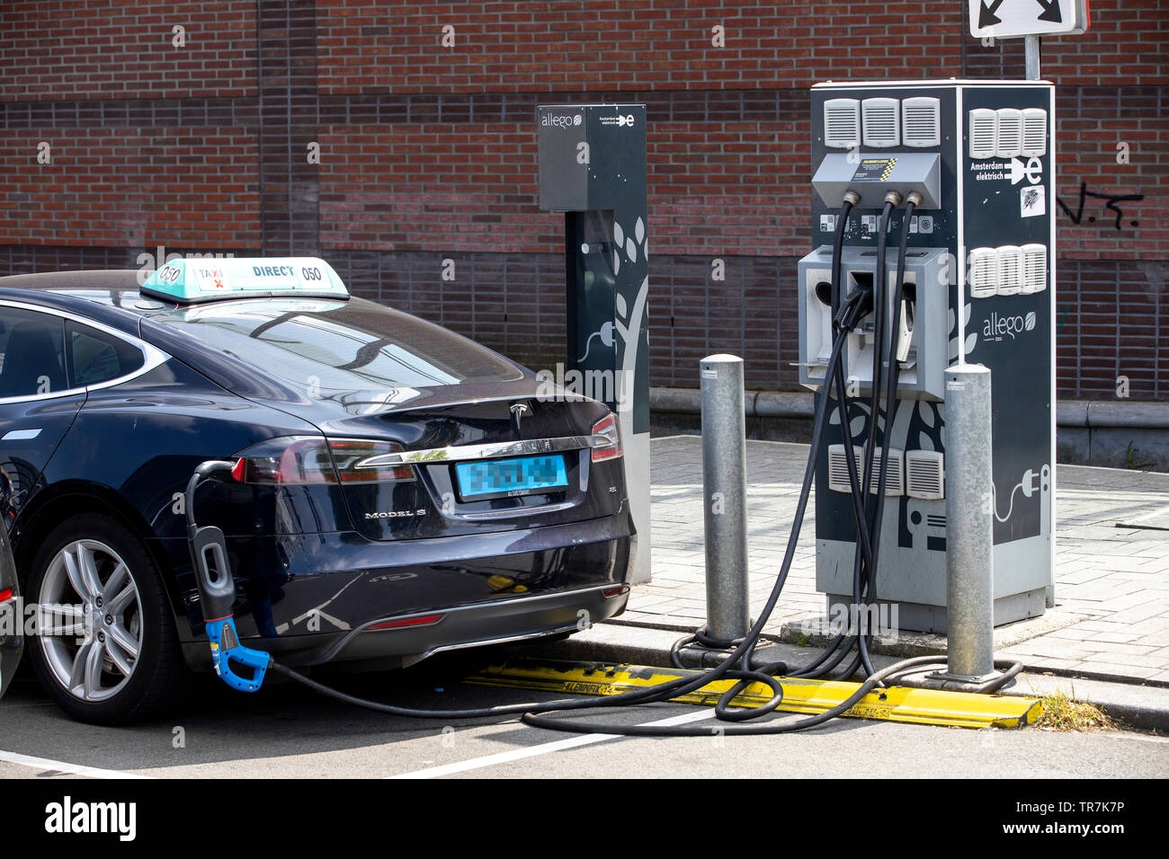 Amsterdam, Pays-Bas, station de charge pour les véhicules électriques, ici une station de taxi, Tesla S modèle de taxi, à la gare centrale d'Amsterdam, Banque D'Images