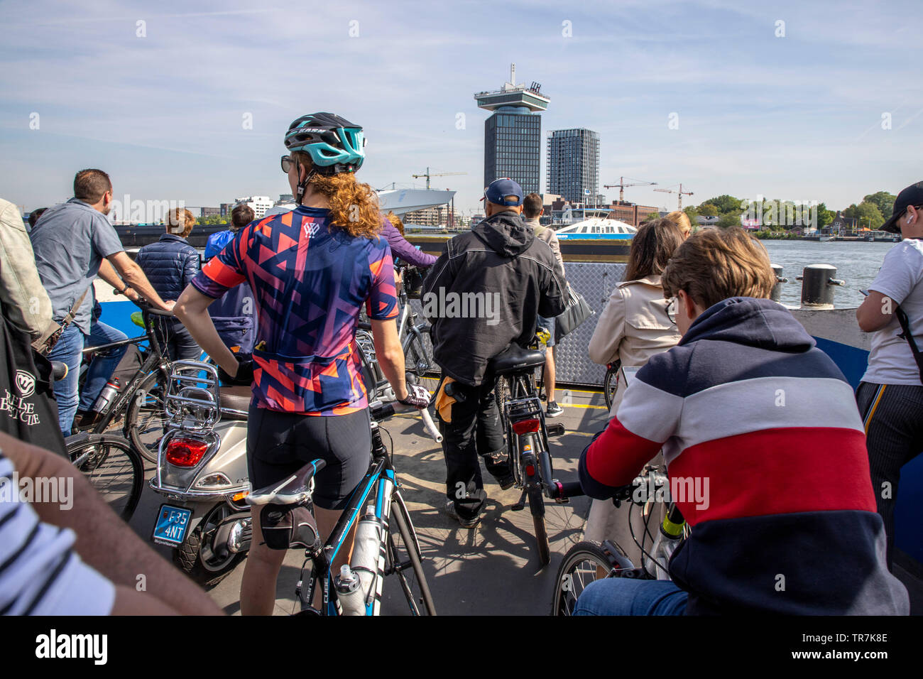 Amsterdam, Pays-Bas, les piétons et cyclistes bac sur la rivière Ij, à la gare centrale d'Amsterdam, Banque D'Images