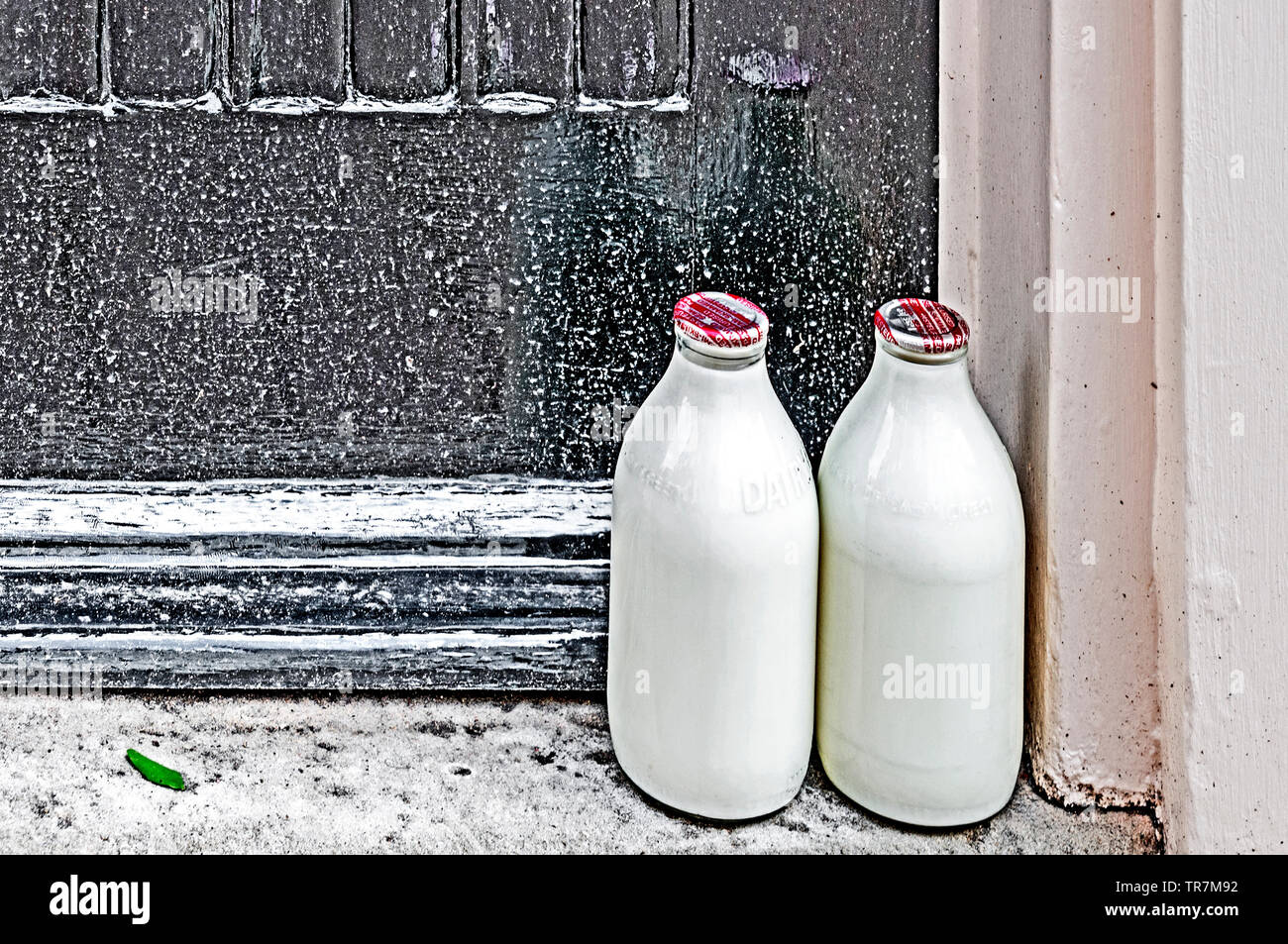 Milkbottles sur la porte en face de la maison Milchflaschen ; vor einer haustür anglais Banque D'Images