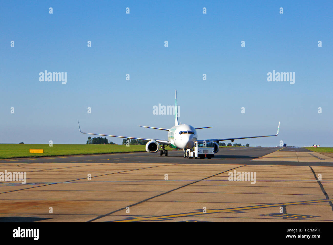 Un Boeing 737-800 de Transavia étant déplacé de la piste à l'aéroport international de Norwich, Norfolk, Angleterre, Royaume-Uni, Europe. Banque D'Images