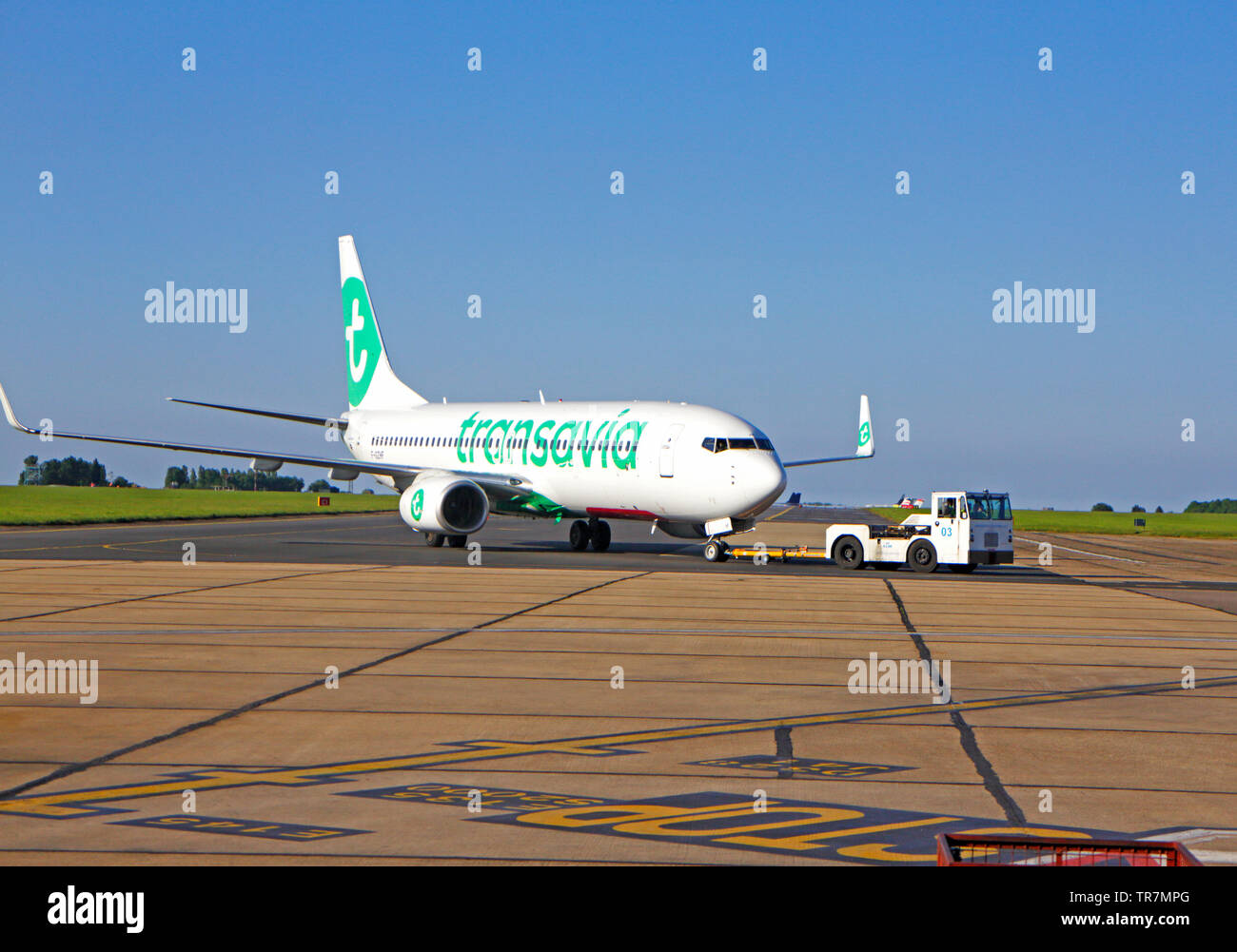 Un Boeing 737-800 de Transavia étant déplacé de la piste à l'aéroport international de Norwich, Norfolk, Angleterre, Royaume-Uni, Europe. Banque D'Images