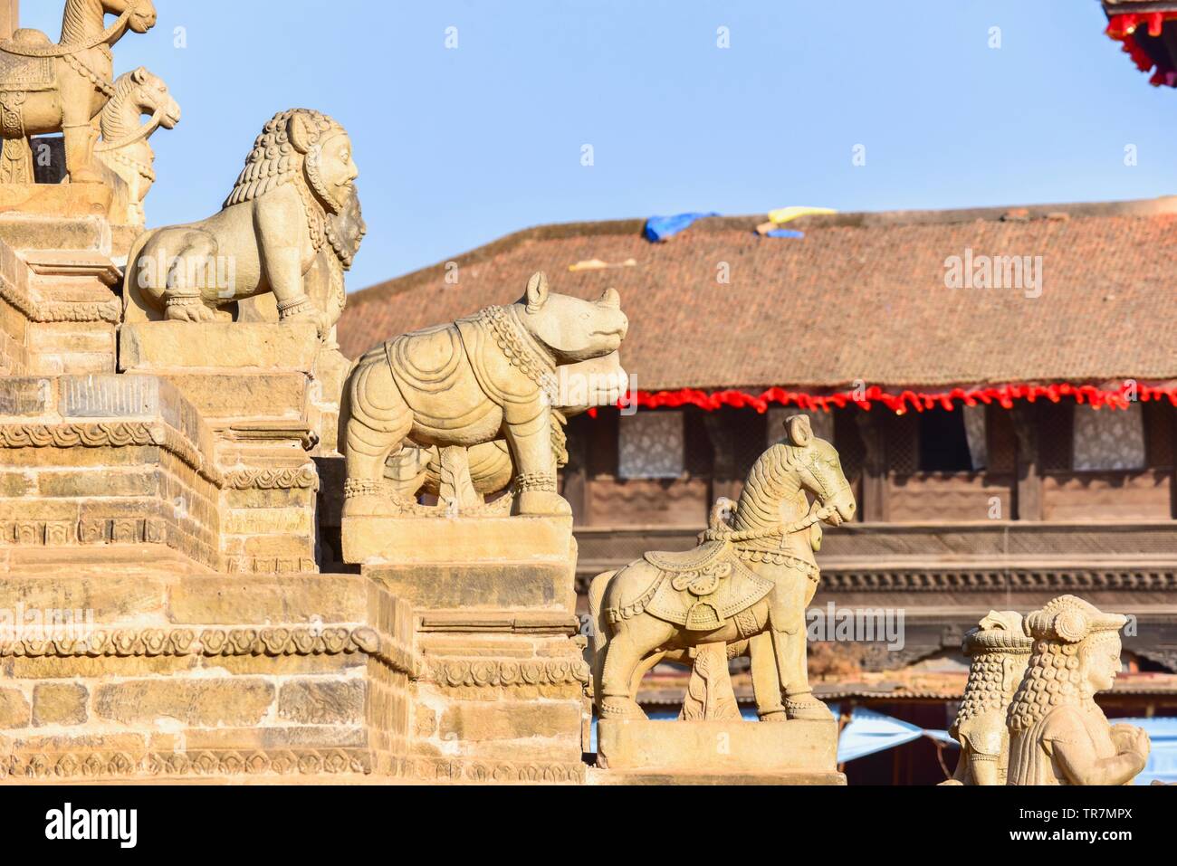 Animaux en pierre Statues de Siddhi Lakshmi Temple à Bhaktapur, Népal Carré Durbur Banque D'Images