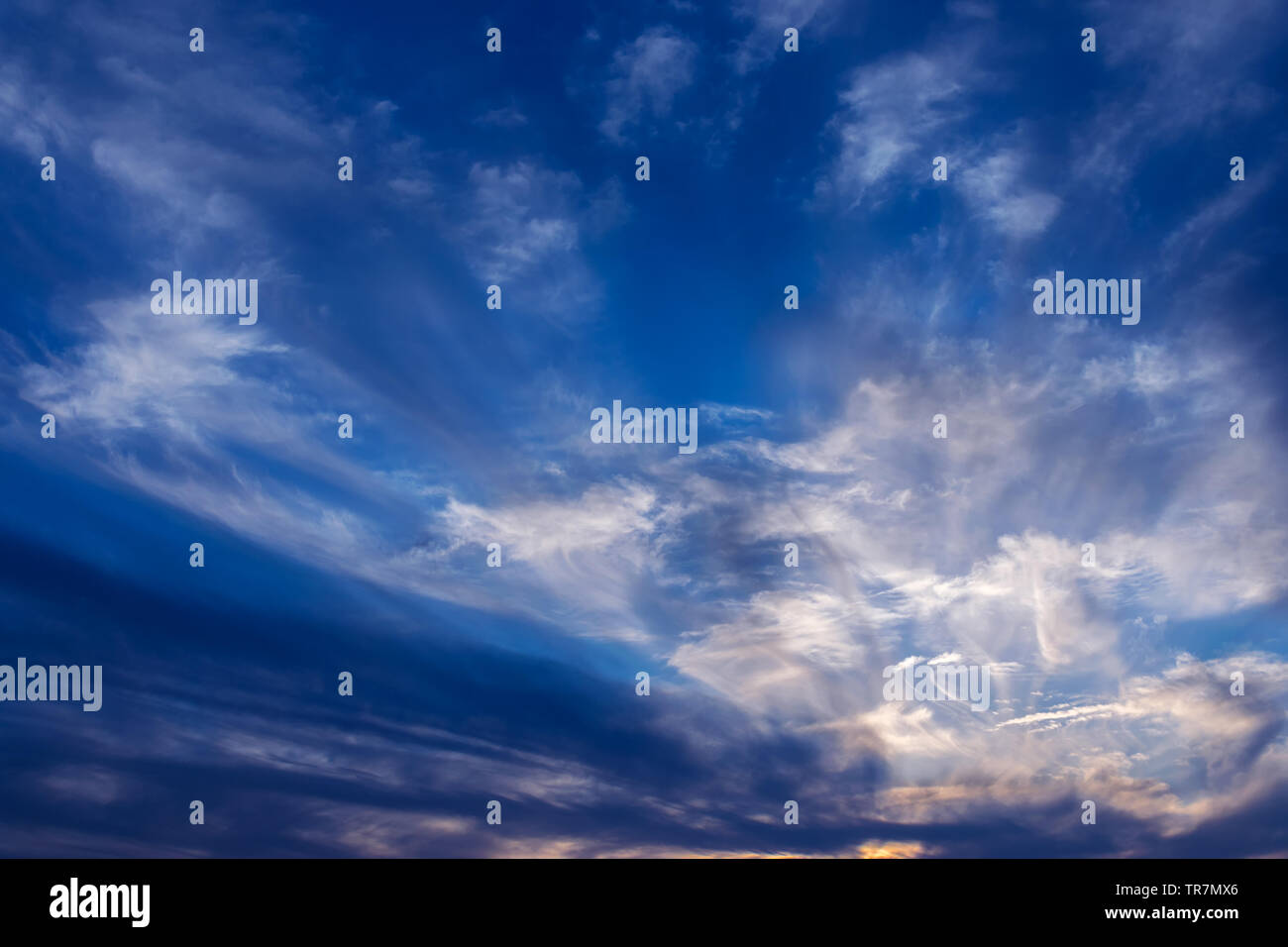 Coucher de soleil avec nuages gracieux. Fond naturel. Banque D'Images