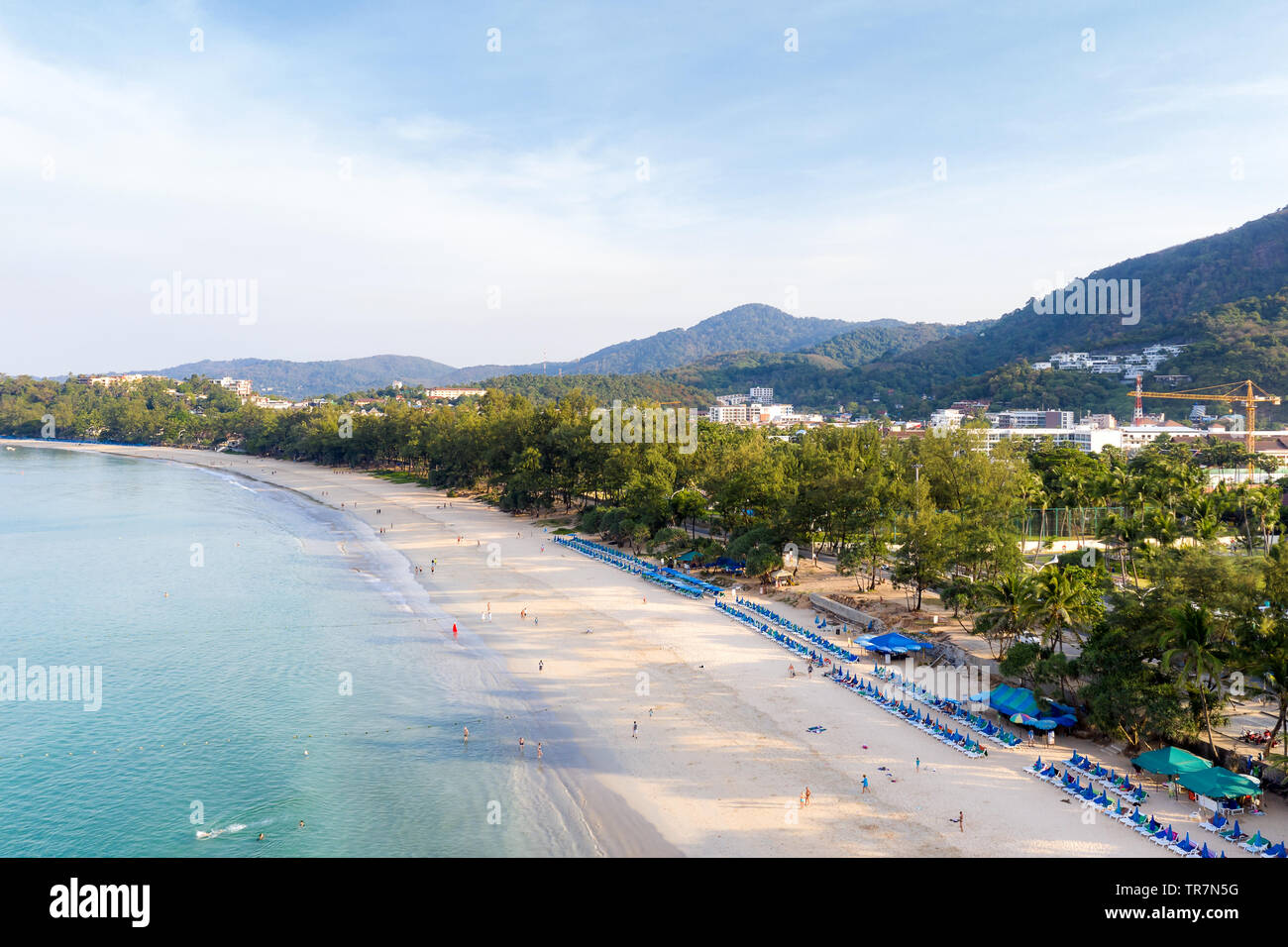 Vue aérienne de la natation de personnes dans la mer turquoise transparente à Karon Beach à Phuket, Thaïlande. Banque D'Images