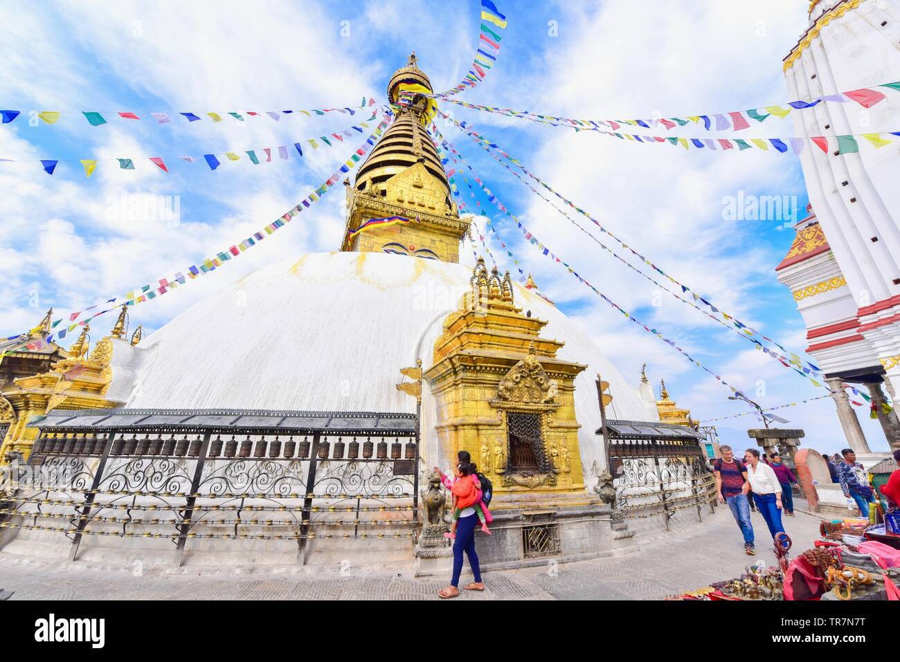 Les touristes autour de Swayambhunath Stupa ou Monkey Temple Banque D'Images