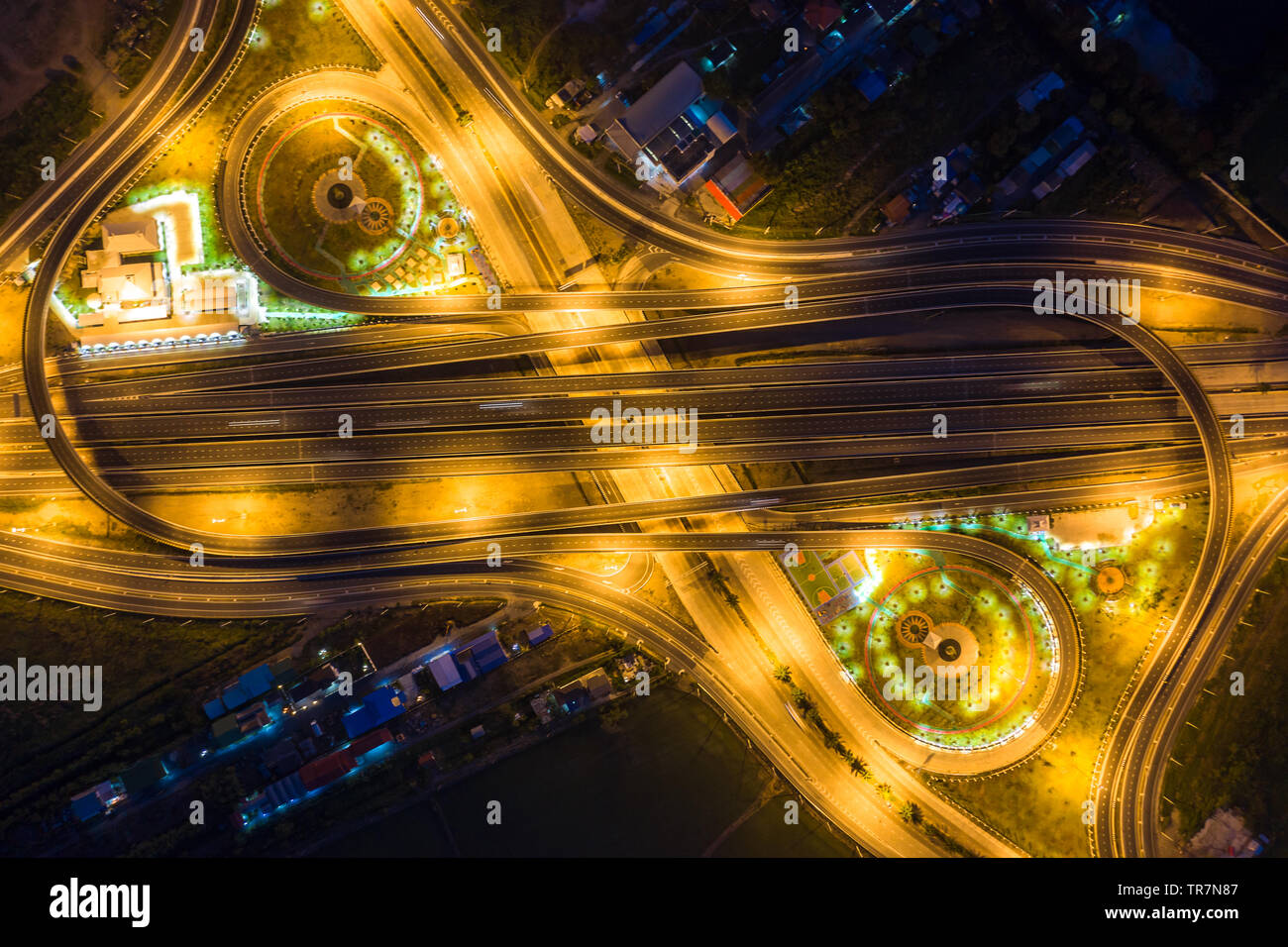 Vue aérienne de l'autoroute des jonctions. La forme des routes pont numéro 8 ou l'infini s'identifier la structure du concept de l'architecture. Vue d'en haut. Ville urbaine, à Bangkok Banque D'Images Vue aérienne de l'autoroute des jonctions. La forme des routes pont numéro 8 ou l'infini s'identifier la structure du concept de l'architecture. Vue d'en haut. Ville urbaine, à Bangkok Banque D'Images