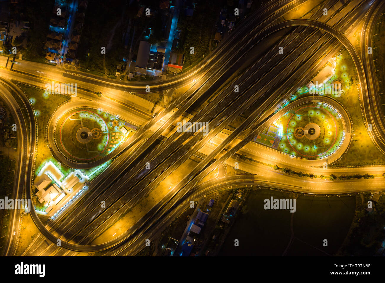 Vue aérienne de l'autoroute des jonctions. La forme des routes pont numéro 8 ou l'infini s'identifier la structure du concept de l'architecture. Vue d'en haut. Ville urbaine, à Bangkok Banque D'Images Vue aérienne de l'autoroute des jonctions. La forme des routes pont numéro 8 ou l'infini s'identifier la structure du concept de l'architecture. Vue d'en haut. Ville urbaine, à Bangkok Banque D'Images
