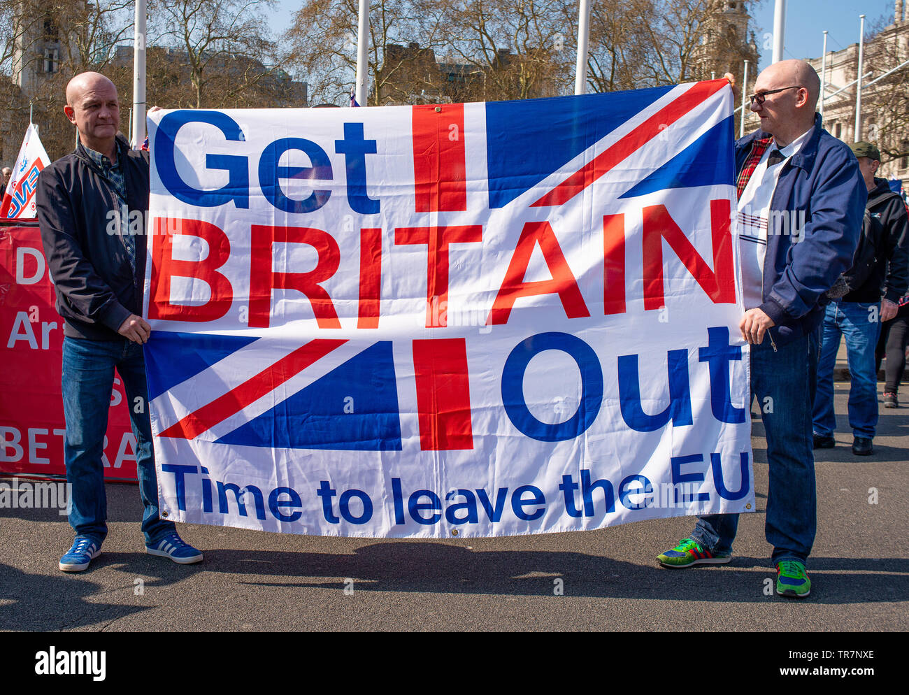 Les militants du Brexit se réunissent sur la place du Parlement, à Londres, pour le mois de mars pour quitter le rallye, le jour où le Royaume-Uni aurait dû quitter l'Union européenne, mais n'a pas réussi à le faire. Banque D'Images