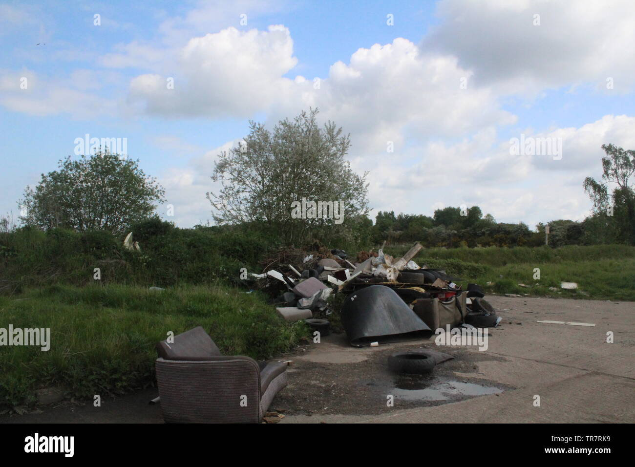 Les décharges sauvages, déchets et les déchets ménagers en plastique sur un chemin de campagne près de Selby North Yorkshire, Angleterre Banque D'Images