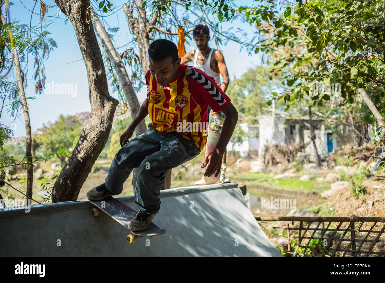 Skateboarding in india Banque de photographies et d'images à haute  résolution - Alamy