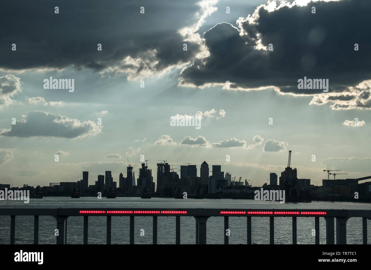Canary Wharf est de Londres la silhouette vue sur l'horizon Tamise de Woolwich Ferry 2019 HOMER SYKES. Banque D'Images