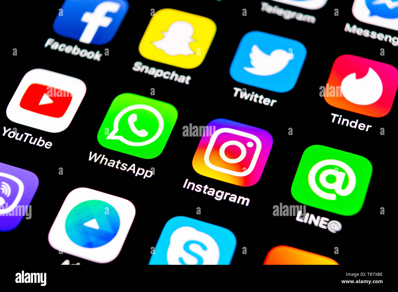 Kaliningrad, Russie, le 29 juillet 2018 : Apple iPhone X avec des icônes de médias sociaux Facebook, Twitter, instagram, application snapchat, éboulis sur google Banque D'Images