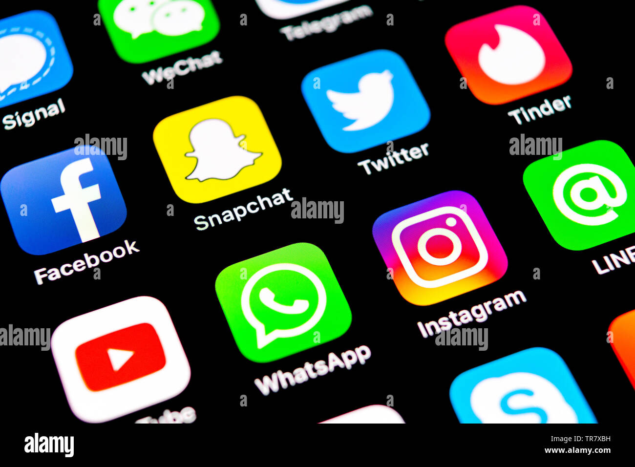 Kaliningrad, Russie, le 29 juillet 2018 : Apple iPhone X avec des icônes de médias sociaux Facebook, Twitter, instagram, application snapchat, éboulis sur google Banque D'Images