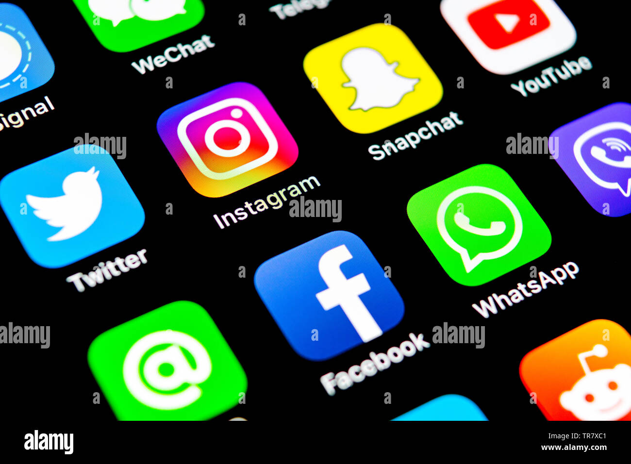 Kaliningrad, Russie, le 29 juillet 2018 : Apple iPhone X avec des icônes de médias sociaux Facebook, Twitter, instagram, application snapchat, éboulis sur google Banque D'Images