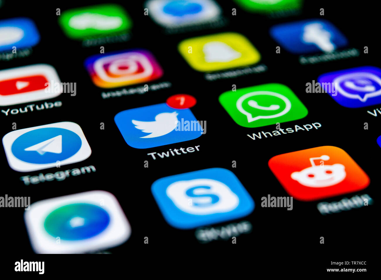 Kaliningrad, Russie, le 29 juillet 2018 : Apple iPhone X avec des icônes de médias sociaux Facebook, Twitter, instagram, application snapchat, éboulis sur google Banque D'Images