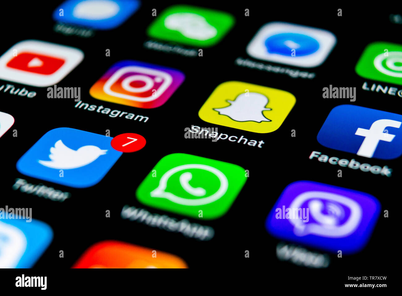 Kaliningrad, Russie, le 29 juillet 2018 : Apple iPhone X avec des icônes de médias sociaux Facebook, Twitter, instagram, application snapchat, éboulis sur google Banque D'Images