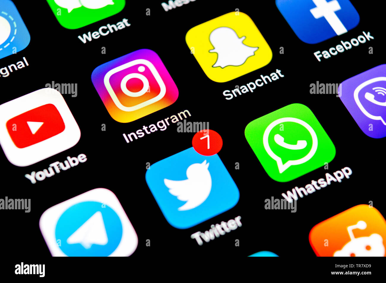 Kaliningrad, Russie, le 29 juillet 2018 : Apple iPhone X avec des icônes de médias sociaux Facebook, Twitter, instagram, application snapchat, éboulis sur google Banque D'Images