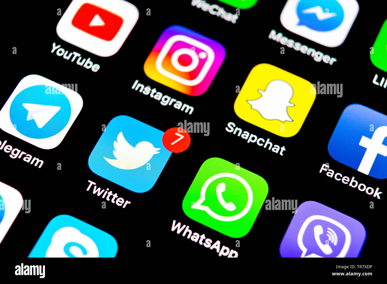 Kaliningrad, Russie, le 29 juillet 2018 : Apple iPhone X avec des icônes de médias sociaux Facebook, Twitter, instagram, application snapchat, éboulis sur google Banque D'Images