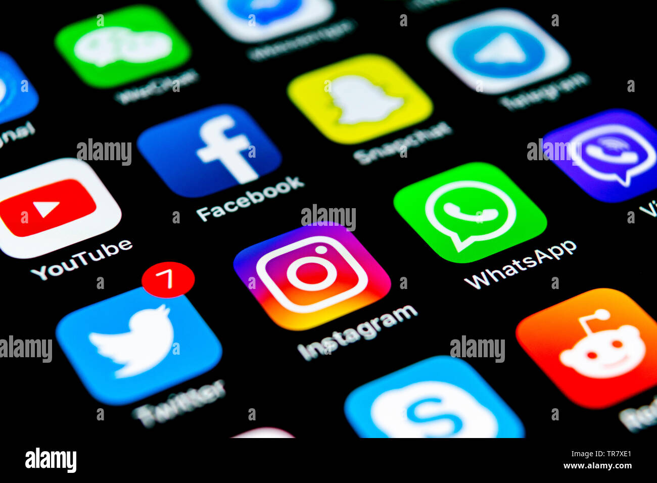 Kaliningrad, Russie, le 29 juillet 2018 : Apple iPhone X avec des icônes de médias sociaux Facebook, Twitter, instagram, application snapchat, éboulis sur google Banque D'Images