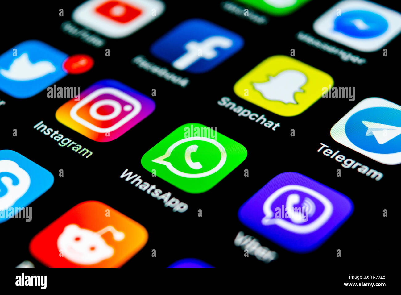 Kaliningrad, Russie, le 29 juillet 2018 : Apple iPhone X avec des icônes de médias sociaux Facebook, Twitter, instagram, application snapchat, éboulis sur google Banque D'Images