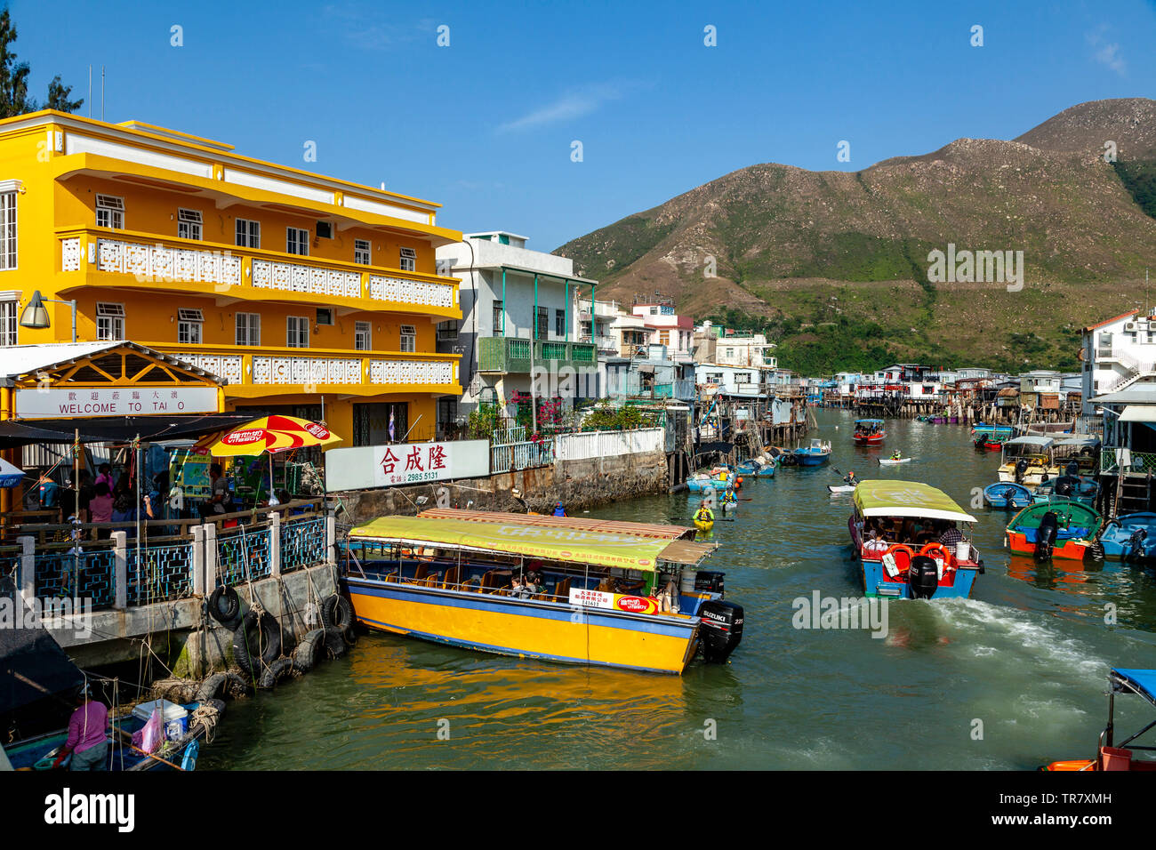 Les touristes de prendre une excursion en bateau sur la rivière Tai O, village de pêcheurs Tai O, Hong Kong, Chine Banque D'Images
