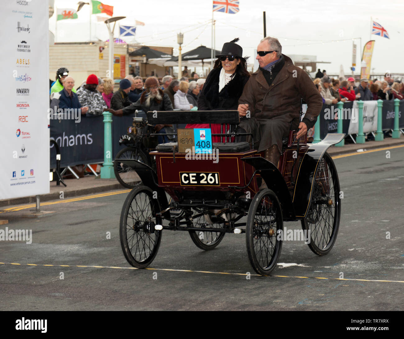 Une étoile 1899 Benz 3½Hp vis-à-vis de franchir la ligne d'arrivée, au cours de la 2018 London to Brighton Veteran Car Run Banque D'Images