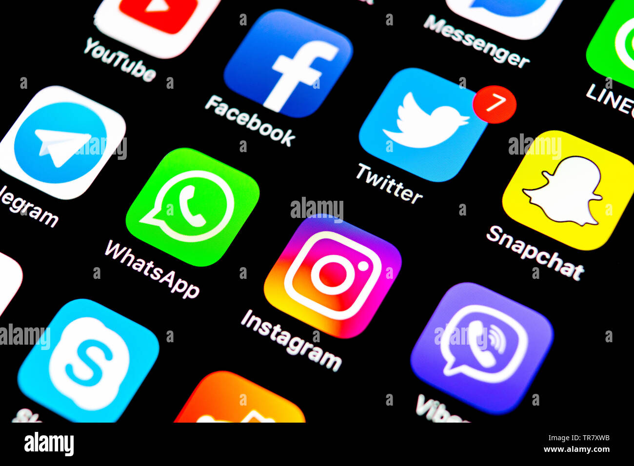 Kaliningrad, Russie, le 29 juillet 2018 : Apple iPhone X avec des icônes de médias sociaux Facebook, Twitter, instagram, application snapchat, éboulis sur google Banque D'Images Kaliningrad, Russie, le 29 juillet 2018 : Apple iPhone X avec des icônes de médias sociaux Facebook, Twitter, instagram, application snapchat, éboulis sur google Banque D'Images