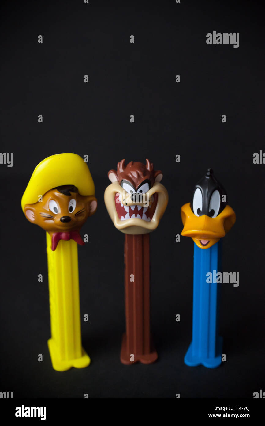 WOODBRIDGE, NEW JERSEY / UNITED STATES : Mai 12, 2019 : les distributeurs PEZ Looney Tunes colorée des années 1980 et 1990 sont considérés contre un black backgroun Banque D'Images